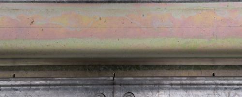 The innovative swing-away tongue restrictor design allows for easy access to the feed area for thorough cleaning and maintenance. By removing just two pins on each side, the restrictor can be swung away, preventing the accumulation of feed, dirt, and moisture that can lead to corrosion. This feature simplifies maintenance and helps to extend the feeder's lifespan.