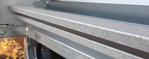 The patent-pending one-adjuster design eliminates the bottom adjuster, which is prone to corrosion due to the accumulation of saliva, rain, and dirt. By removing this vulnerability, the Ultimate Series feeders offer a longer lifespan, reducing replacement costs for producers.